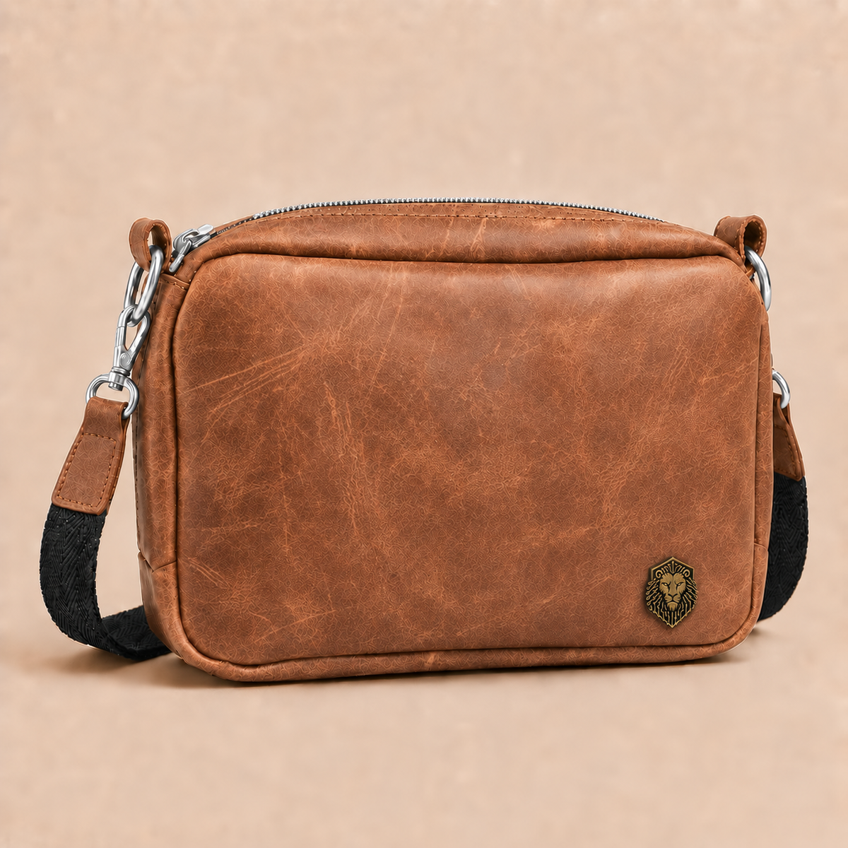 LOCKWEAR Founder Edition Men in Cognac mit Vintage-Prägung und silberfarbenen Beschlägen – deutsche Handarbeit